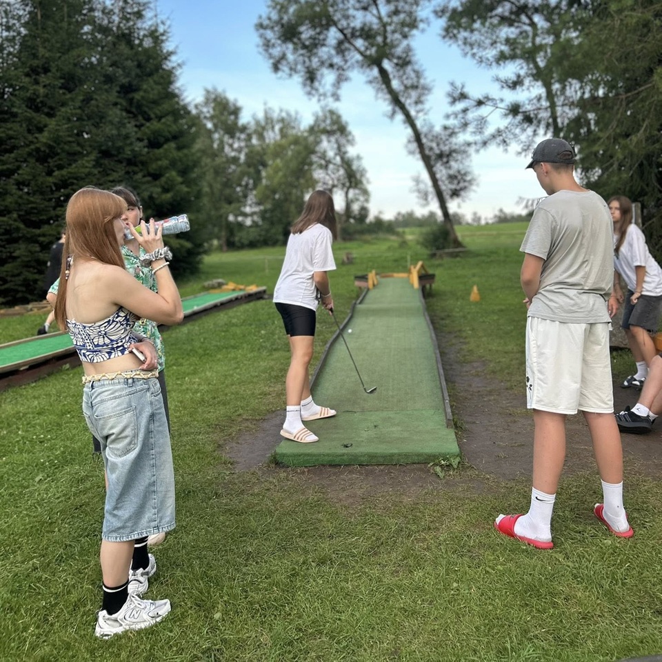 Mini golfas vaikų stovykloje